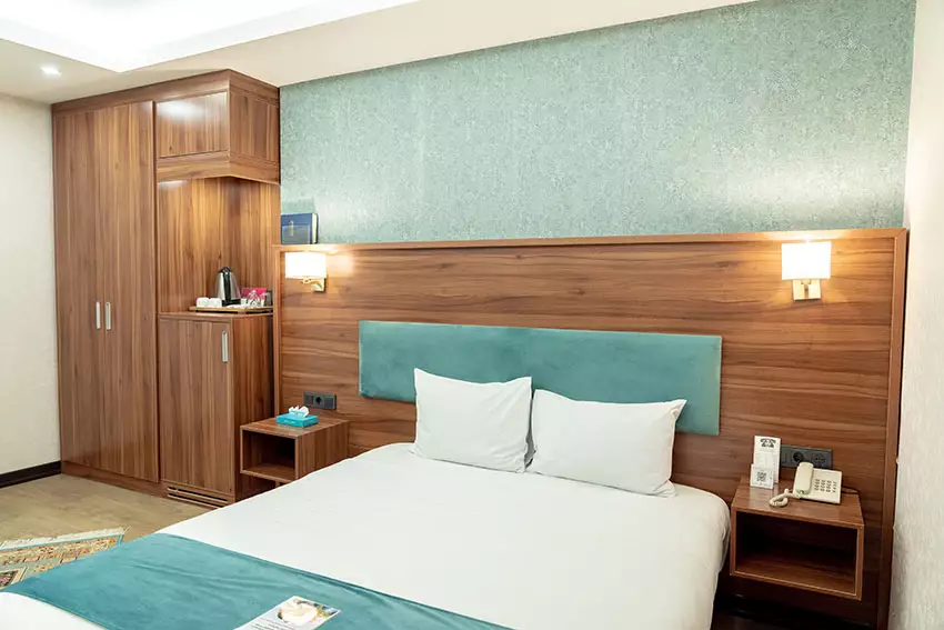 Alibaba https://cdn.alibaba.ir/ostorage/hotel-accommodation-images/6820759719aa61e2a799b65b_دو تخته برای یک نفر عالی قاپو اصفهان (1).webp